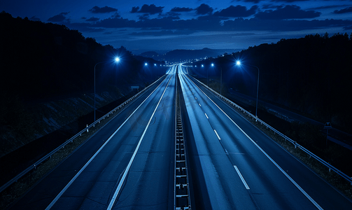 美丽的夜景与空旷的高速公路