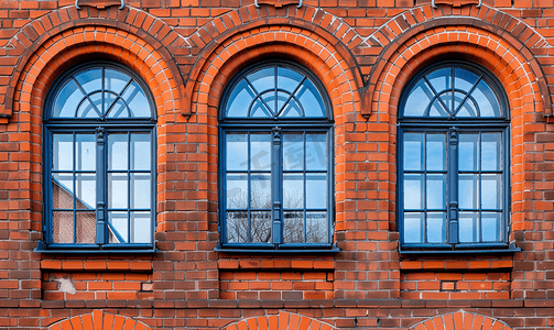 红砖墙上镶有六扇拱形玻璃窗