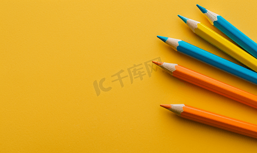 矢量教育图标摄影照片_彩色铅笔作为回到学校主题教育项目