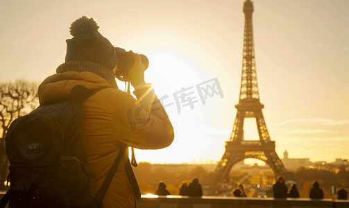 游客在特罗卡德罗广场拍摄埃菲尔铁塔照片