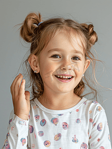 幸福的小孩摄影照片_儿科幸福的耳聋