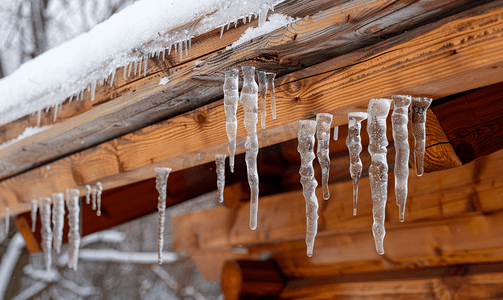 木屋屋顶角落的冰柱