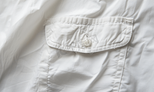 白色棉质衬衫上的特写口袋