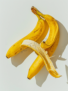 分离的黄色香蕉皮的上方视图