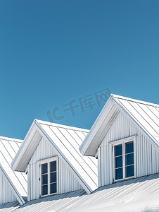 颤抖的白色屋顶为住宅阁楼带来了凉爽的节约