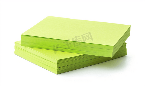 白色背景上带绿色封面的纸质笔记本