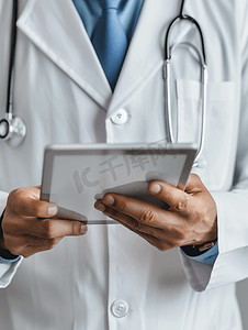 医生使用计算机进行数字平板电脑医疗保健医生技术平板电脑工作