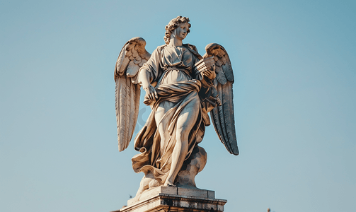 游客拍摄罗马桥上的天使雕像