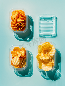 用塑料托盘将零食脆薯片和薄饼平铺在各种容器中