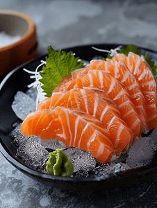传统日式摄影照片_新鲜三文鱼片生鱼片搭配日式芥末冰块