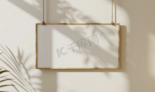 团扇模板摄影照片_米色背景上挂着的空白白色木牌模拟模板