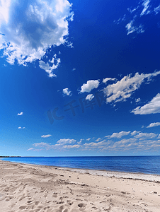 奥特曼相信光摄影照片_科德角海滩上令人惊叹的深蓝色天空