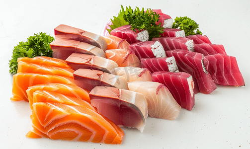 金汤鱼片摄影照片_生鱼片套餐包括三文鱼、金枪鱼、鲭鱼和北寄贝