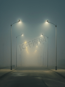 空荡荡的街道摄影照片_空荡荡的雾夜路有一排灯柱