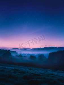 蓝色宇宙星空摄影照片_与星夜空和余辉地平线梯度的有雾的夜场