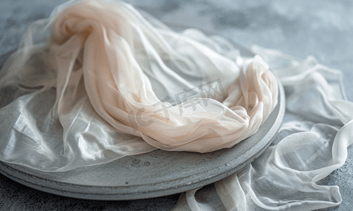 奶粉罐头手绘摄影照片_混凝土板上的丝绸头巾