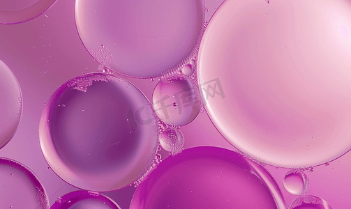 具有抽象圆形结构的水中油的粉色和紫色表面