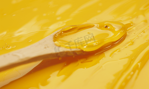流光字幕摄影照片_黄色蜂蜜中的木棍特写
