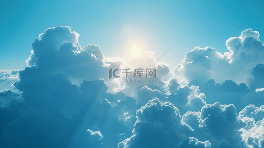 天空中白云云朵里太阳光的背景