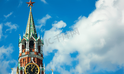 莫斯科克里姆林宫的钟楼和白云