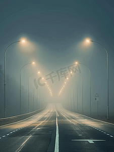 夏季旅行摄影照片_空荡荡的雾夜路有一排灯柱