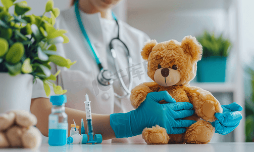 医生检查糖尿病患者的设备与泰迪熊诊所