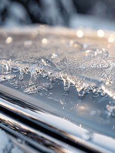 冰霜之刃摄影照片_早晨银色汽车表面有薄薄的冰霜特写有选择地聚焦