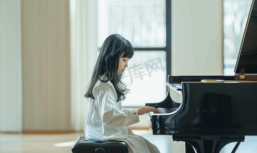 演奏钢琴卡通摄影照片_小黑头发女孩在教育课上弹钢琴校对P