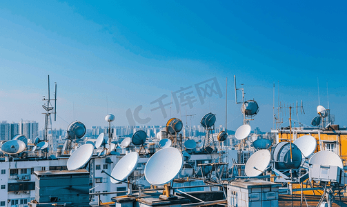 蓝天下屋顶上有很多卫星电视天线