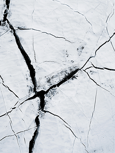 冬天水彩摄影照片_雪白色背景上的抽象黑线裂冰