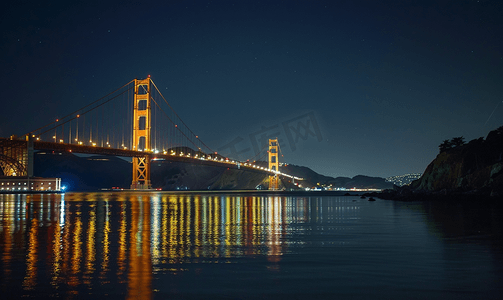 美国旧金山著名的金门大桥夜晚美丽的旧金山