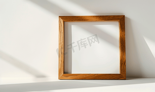 边框纹理金色摄影照片_空白相框内有空闲位置与白色隔离