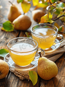 黄色秋季背景摄影照片_两杯梨汁和熟梨在粗麻布和黄色背景上