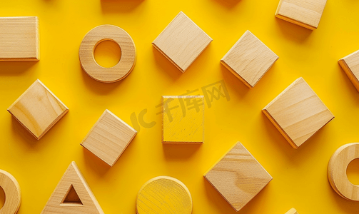 数学孩子摄影照片_黄色背景学前学习中的木质几何形状