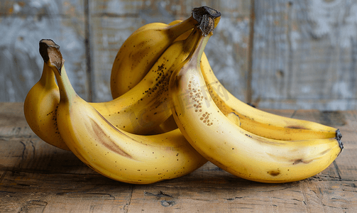 木质背景中的成熟香蕉美味健康的热带水果