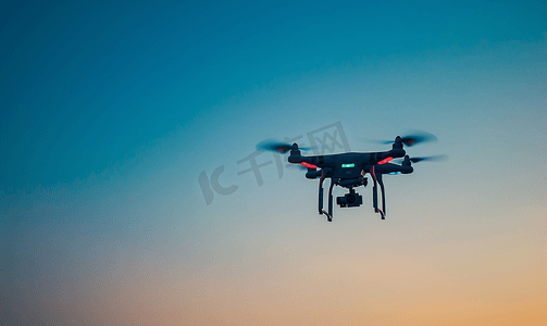 足球球衣号摄影照片_天空中飞行的小型无人机的轮廓