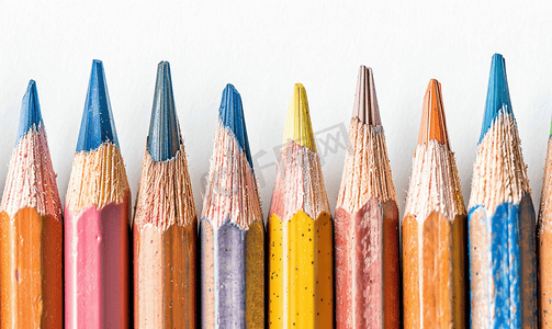 彩色铅笔在行组中孤立在白色