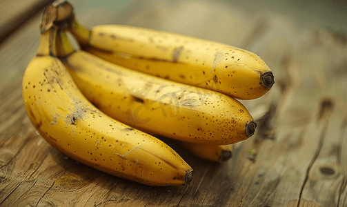 木质背景中的成熟香蕉美味健康的热带水果