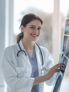 医疗保健 医学放射学微笑的女医生看X光
