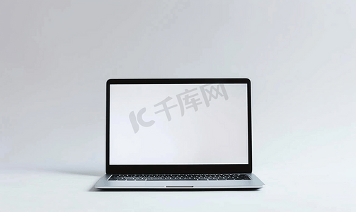笔记本电脑与空白屏幕孤立在白色背景