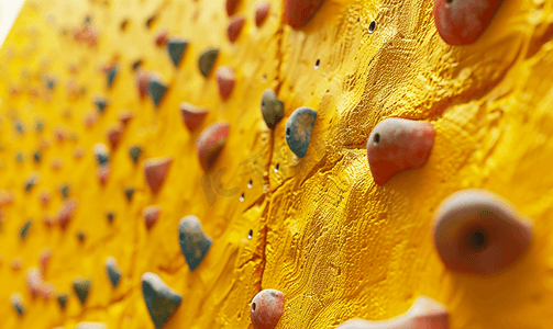 黄色街头人工运动攀岩墙特写照片