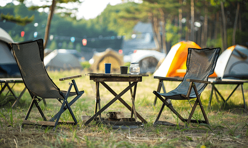 有露营椅和桌子的露营地