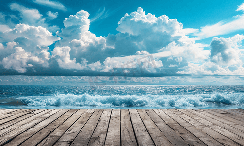 蓝色的波摄影照片_木地板和蓝色的大海波浪和多云的天空