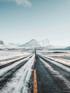 穿过冰岛山脉景观的高速公路
