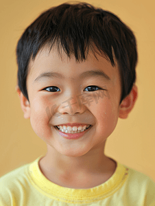 巧克力蛀牙摄影照片_亚洲男孩微笑着蛀牙
