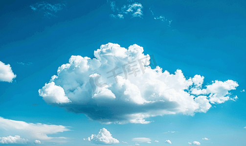 晴朗天空背景摄影照片_蓝色晴朗天空天堂背景中一朵美丽的白云