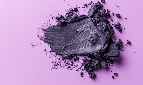 涂抹纹理摄影照片_紫色背景黑粘土面膜擦洗化妆品泥涂抹