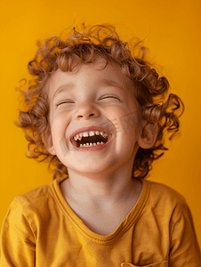 幸福的小孩摄影照片_儿科幸福的特写镜头