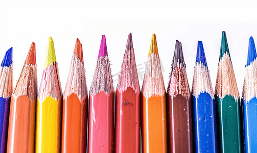 彩色铅笔在行组中孤立在白色