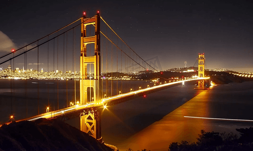 雾光摄影照片_美国旧金山著名的金门大桥夜晚美丽的旧金山